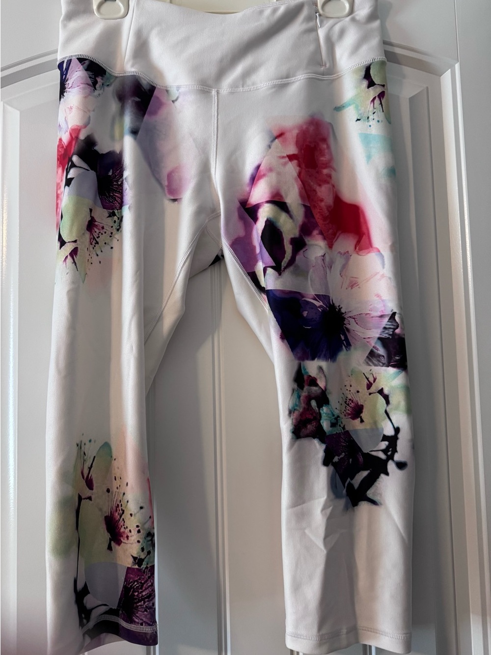 CALIA by Carrie Underwood White Abstract Print Women's 3/4 Leggings